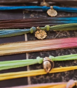 Bracelet En Soie A Nouer Et Charm Let Go En Bronze Et Diamant